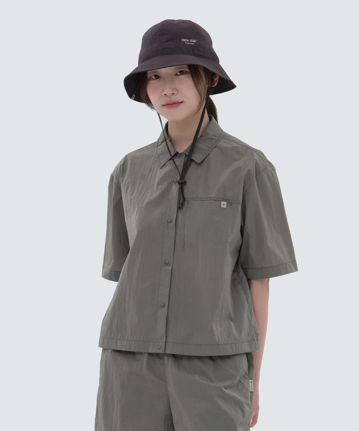 스노우피크 어패럴(SNOWPEAK APPAREL) 브라이트 여성 세미 크롭 반팔 셔츠 Olive (S24MWFSH75)