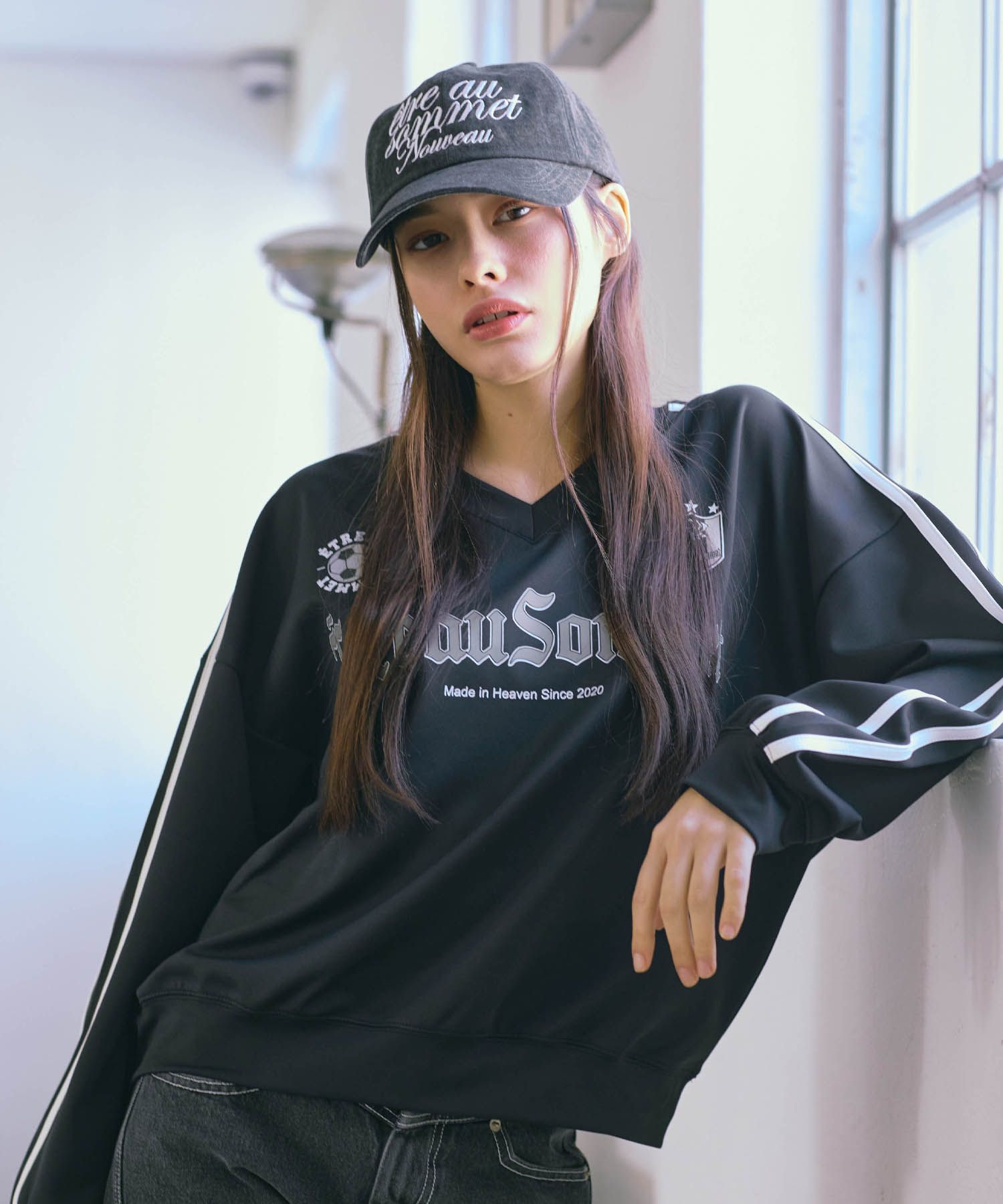 MUSINSA ETRE AU SOMMET Aslit Logo Sweatshirt (Black)