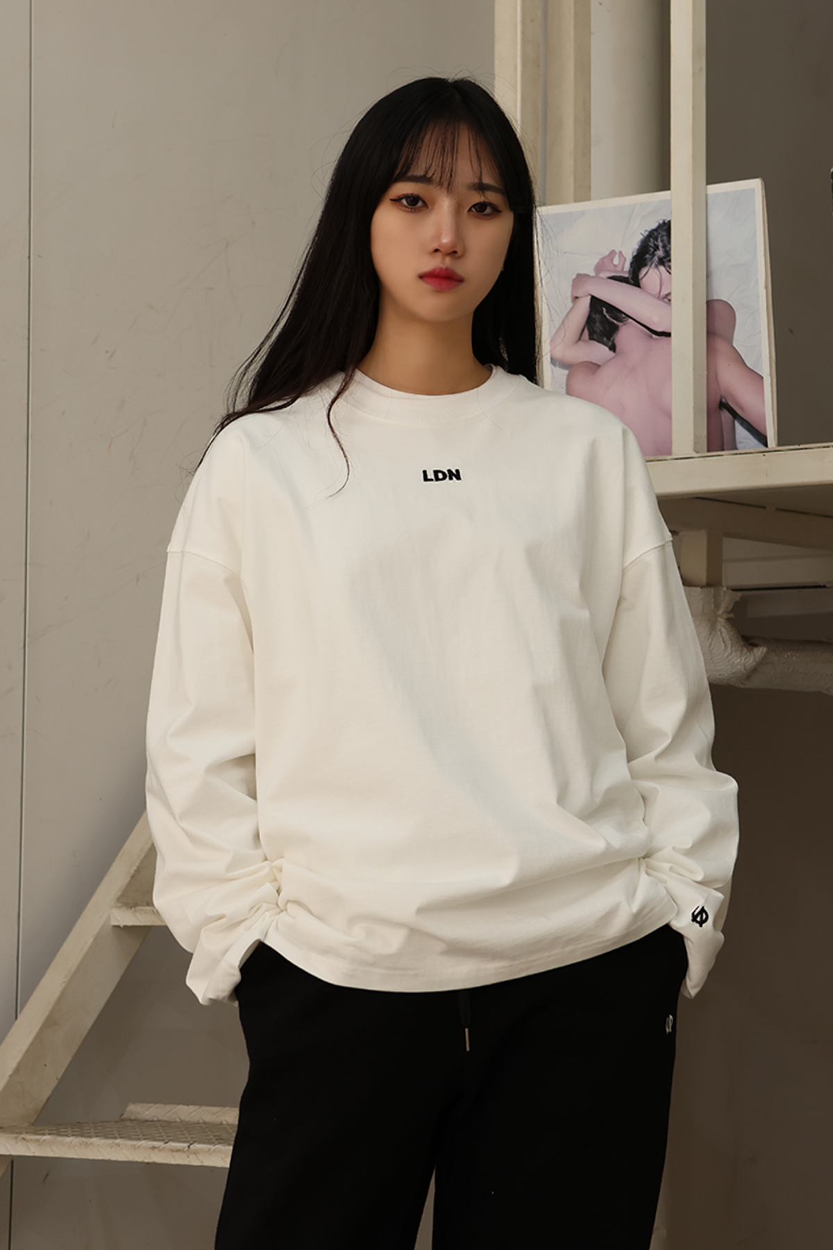 리든(LEADEN) LDN 로고 세미 오버핏 롱 슬리브 화이트