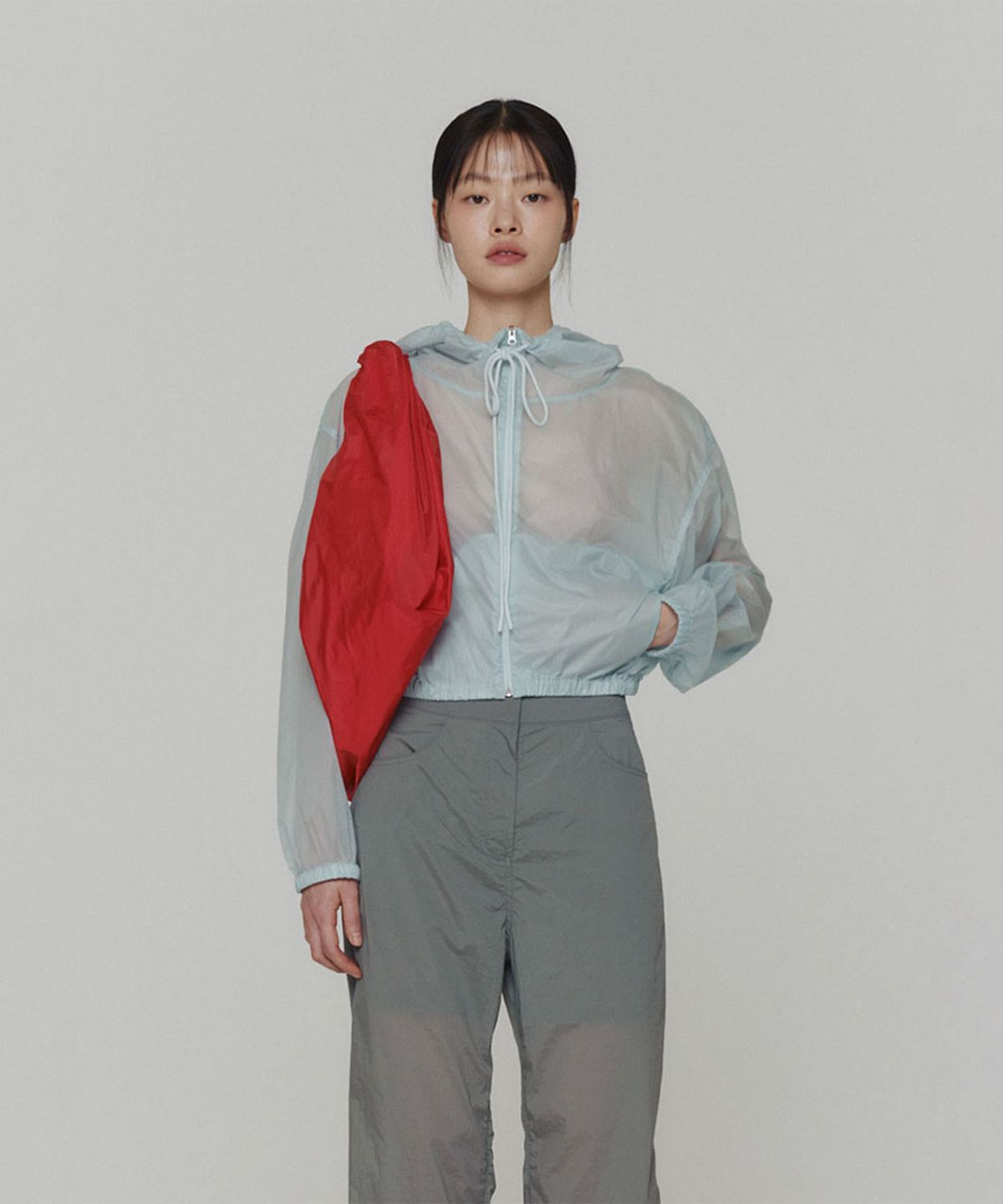 아모멘토(AMOMENTO) REVERSIBLE SHIRRING CROP HOODED JUMPER_SKY BLUE
