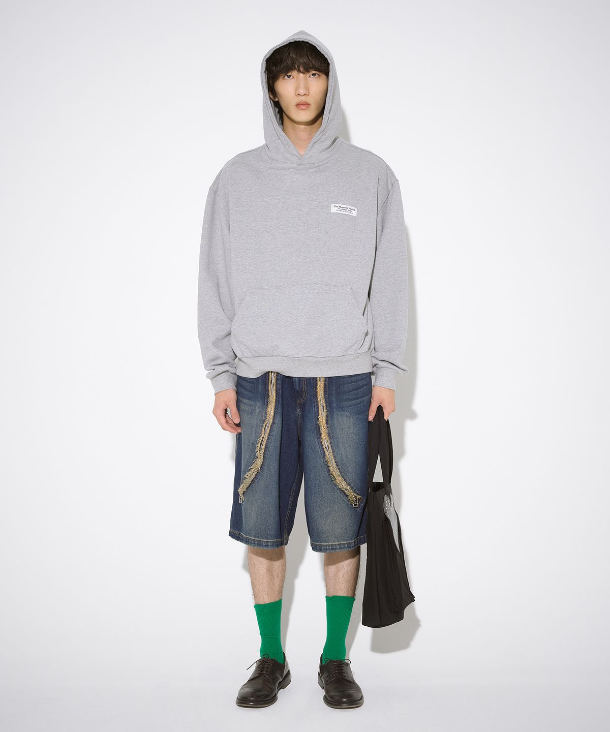더뮤지엄비지터(THEMUSEUMVISITOR) SILVER CUBIC STUD LOGO HOODY (GREY)