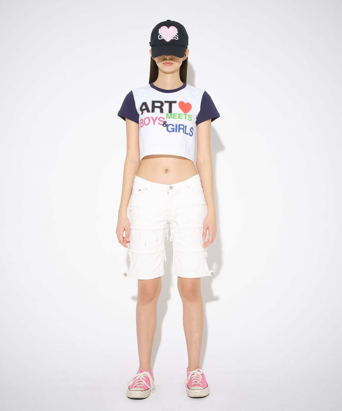 더뮤지엄비지터(THEMUSEUMVISITOR) AMBG PRINTED CROP T-SHIRT (WHITE / NAVY)