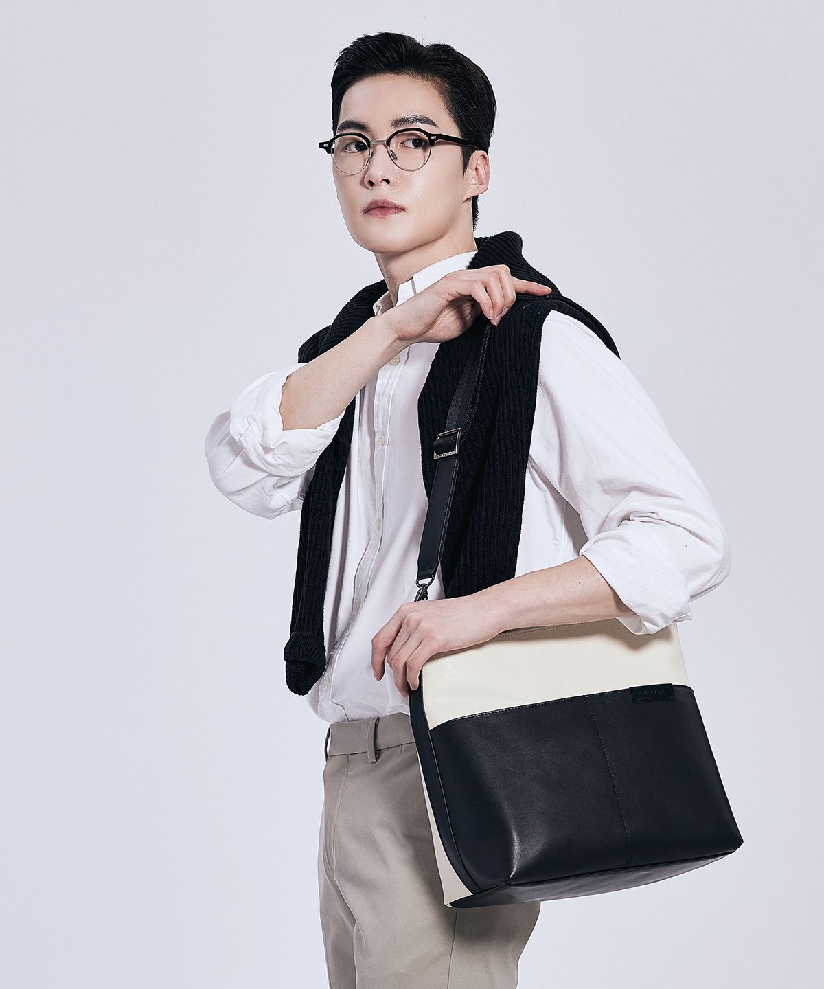 베드포드일레븐스(BEDFORD11TH) 컬러블락데일리 크로스백 [아이보리 블랙 레더콤보]