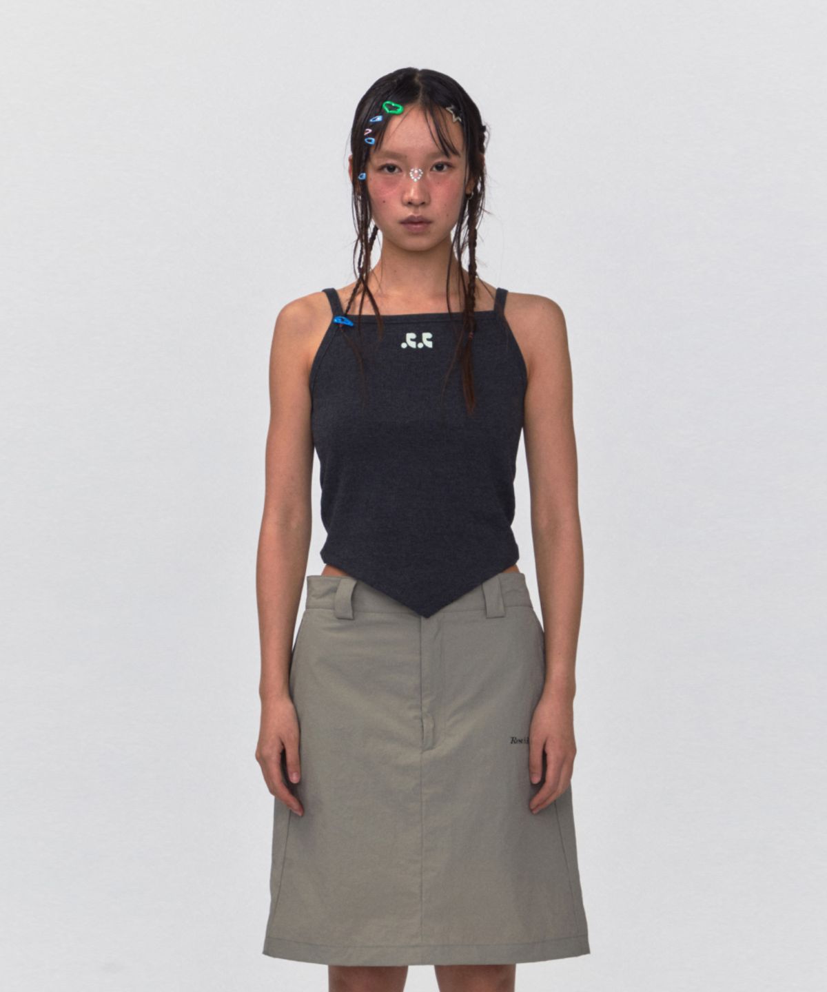 레스트앤레크레이션(REST&RECREATION) RR ARROW POINT SLEEVELESS TOP_CHARCOAL