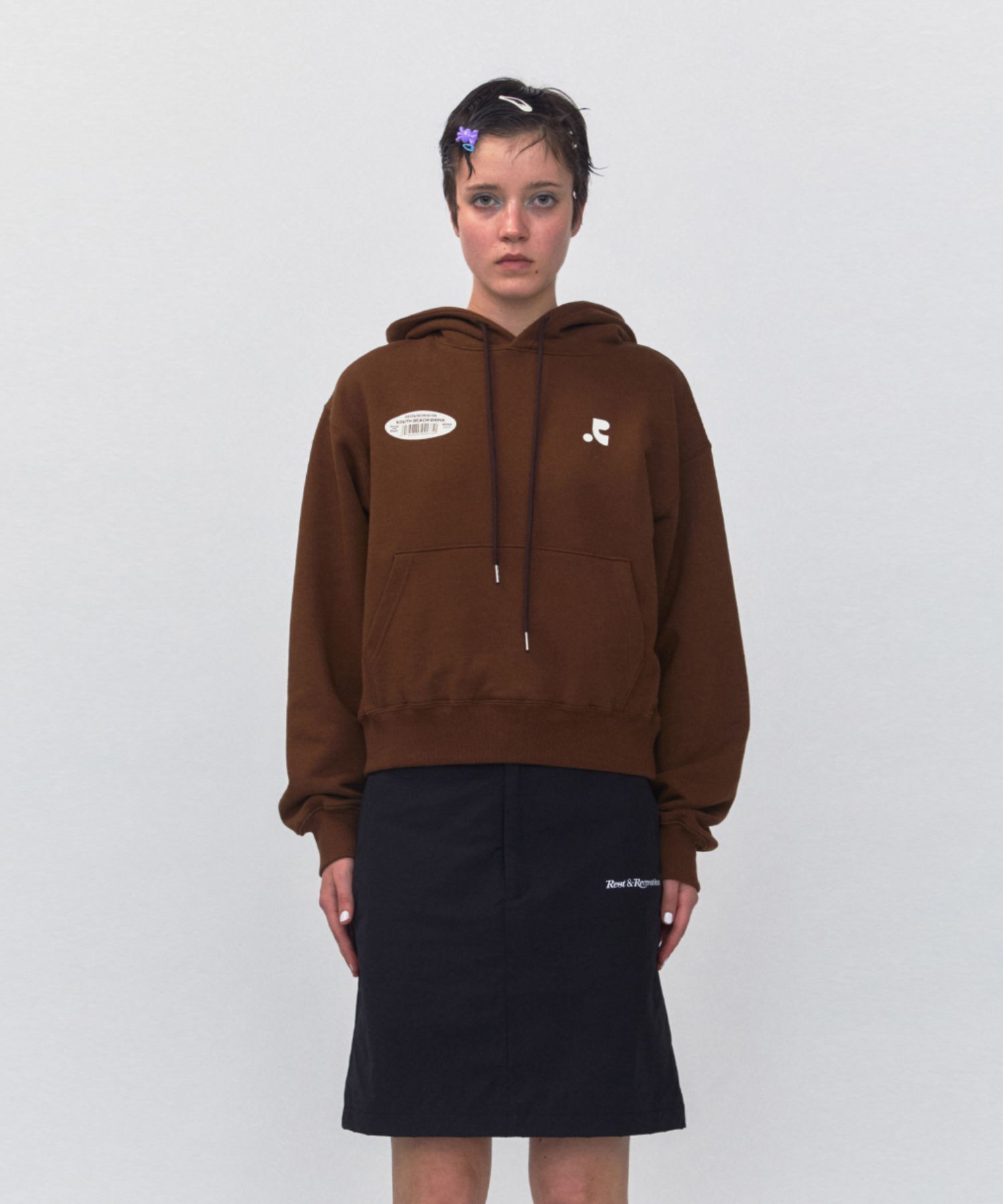 MUSINSA | REST&RECREATION RR 22 LOGO CROPPED HOODIE_BROWN