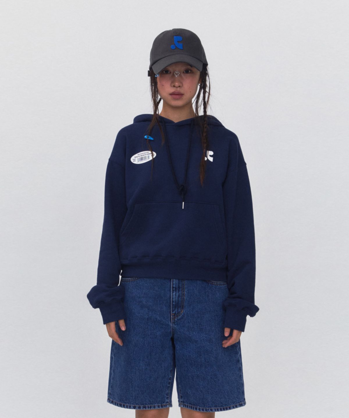 레스트앤레크레이션(REST&RECREATION) RR 22 LOGO CROPPED HOODIE_NAVY