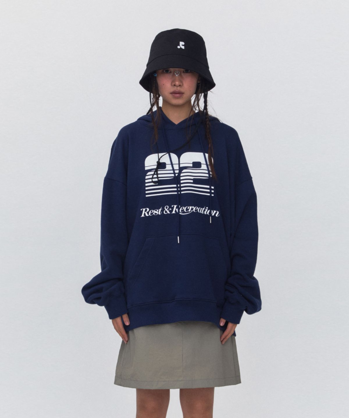 레스트앤레크레이션(REST&RECREATION) RR 22 LOGO OVERSIZED HOODIE_NAVY
