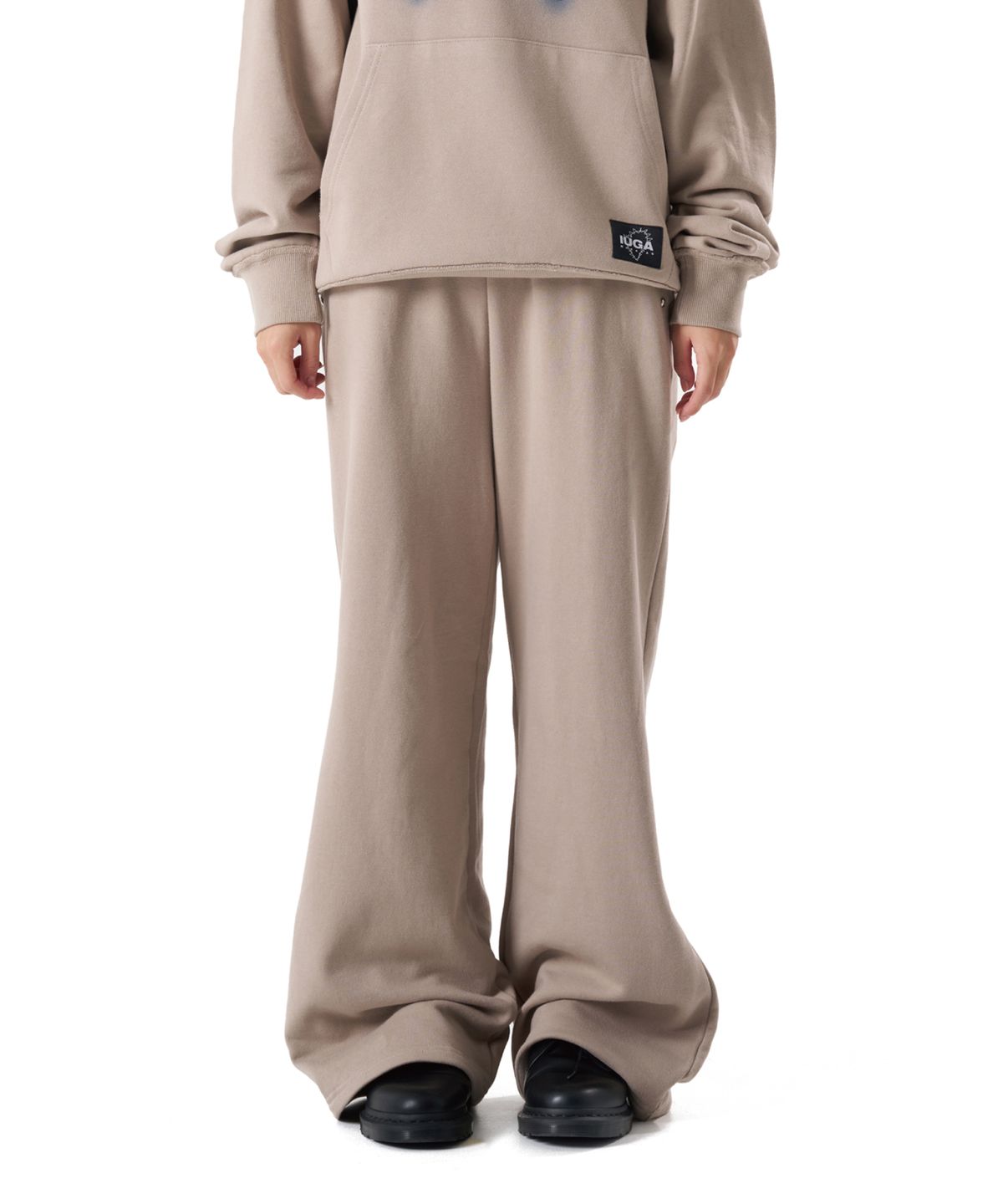 이우가마카라스(IUGAMAKARAS) Studded Sweatpants (Beige)