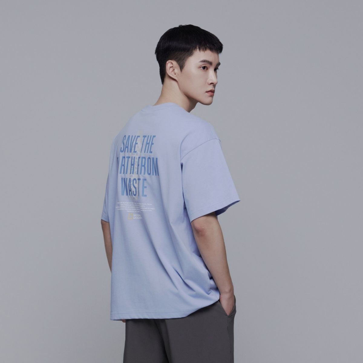 내셔널지오그래픽(NATIONALGEOGRAPHIC) N242UTS870 세미오버핏 그래픽 티셔츠 STORM BLUE