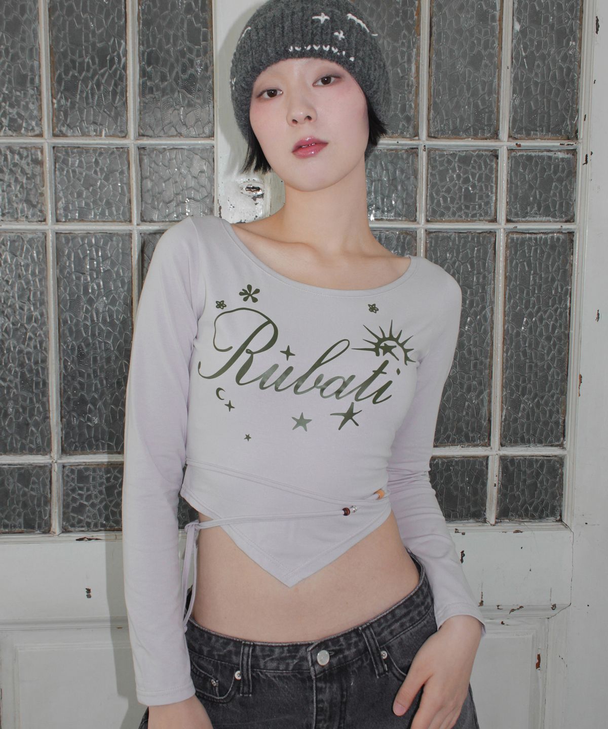 루바티(RUBATI) 썬라이즈 와이드넥 스트랩 크롭 긴팔 티셔츠_애쉬