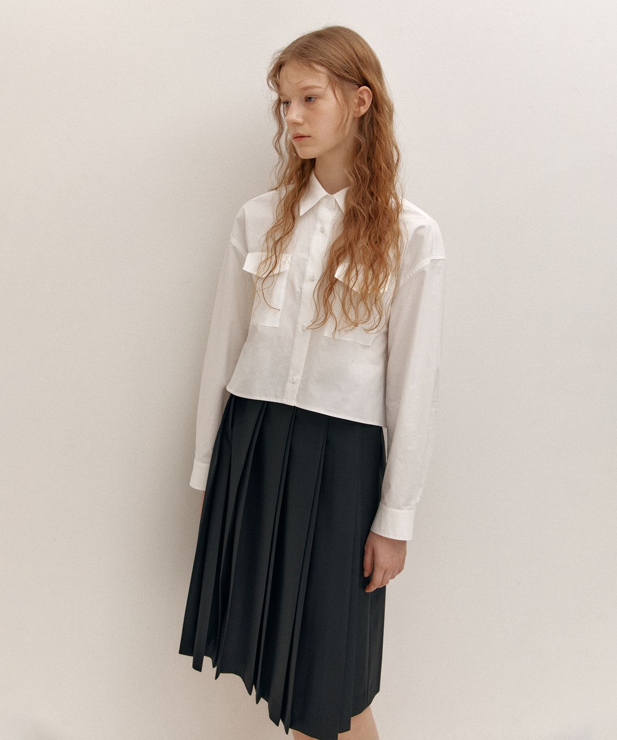 아바몰리(AVA MOLLI) CLASSIC PLEATED MIDI SKIRT (BLACK)