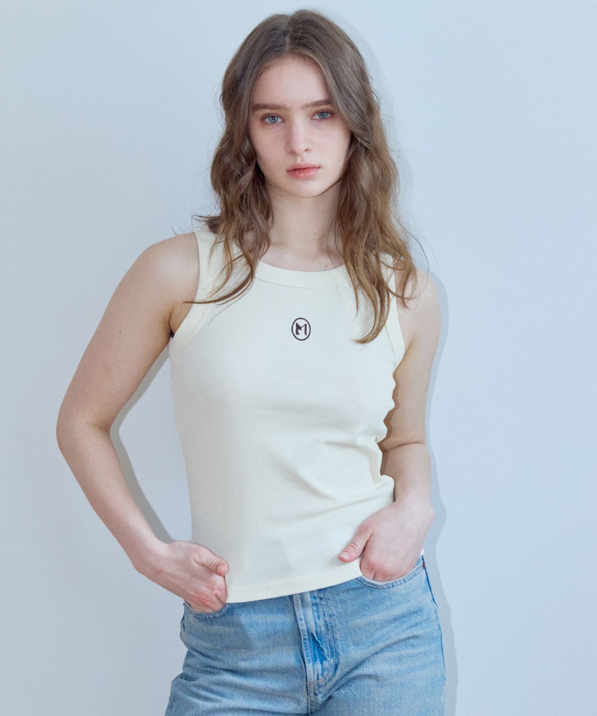 마롯(MARROT) SYMBOL SLEEVELESS TOP_CREAM