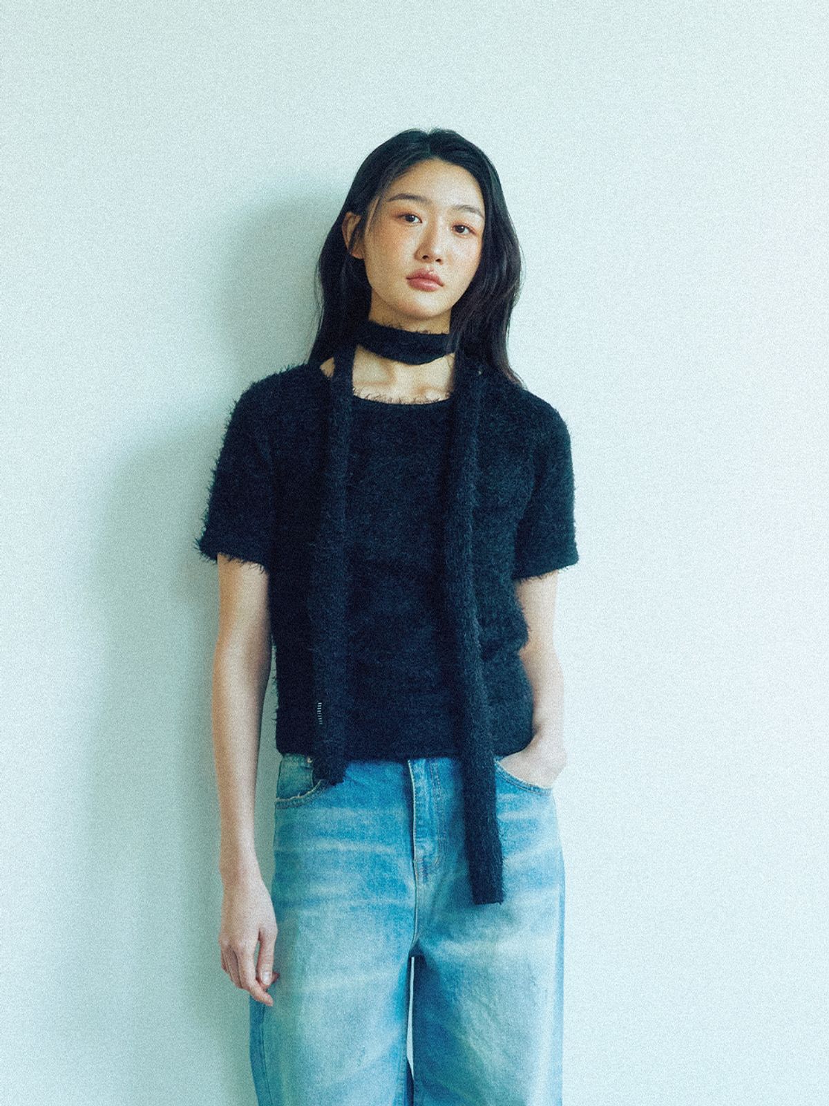 쿠키시(KOOKEESEE) 헤어리한 원단의 라운드넥 탑 (블랙)