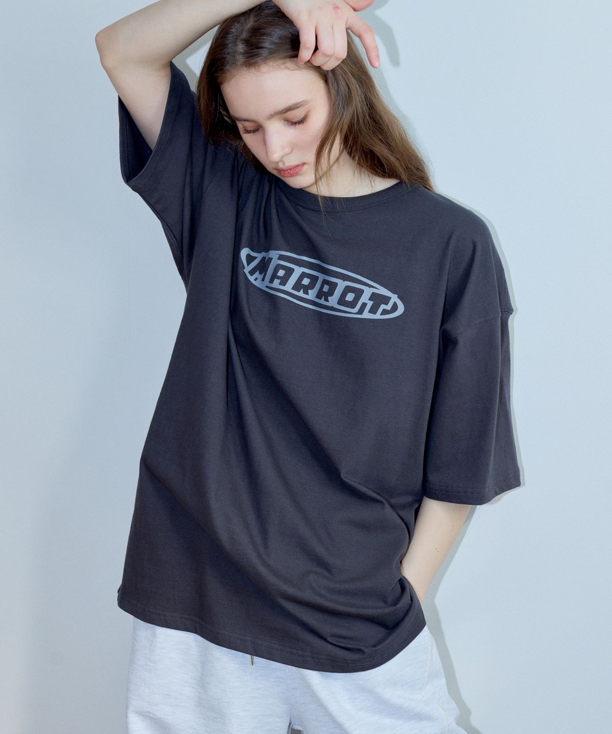 마롯(MARROT) ADVENTURE OVERSIZED T-SHIRT_CHARCOAL