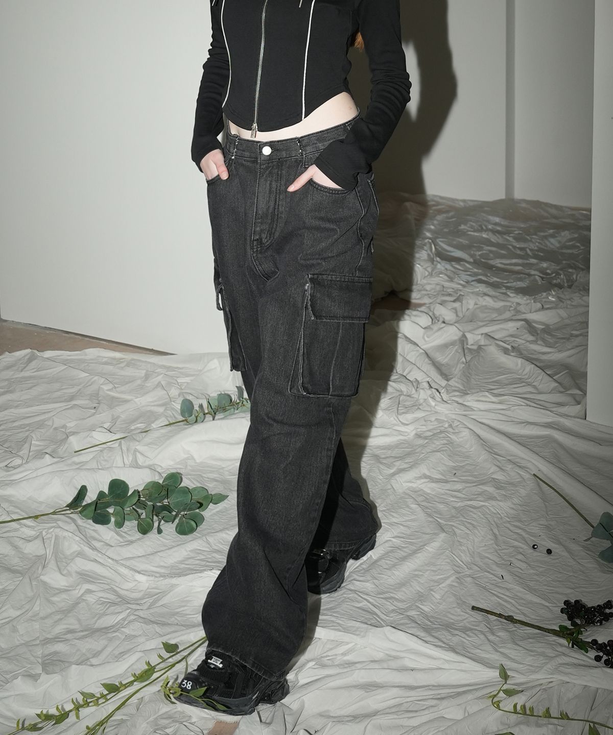 어반드레스(AVANDRESS) BUCKLE WIDE CARGO DENIM PANTS BLACK