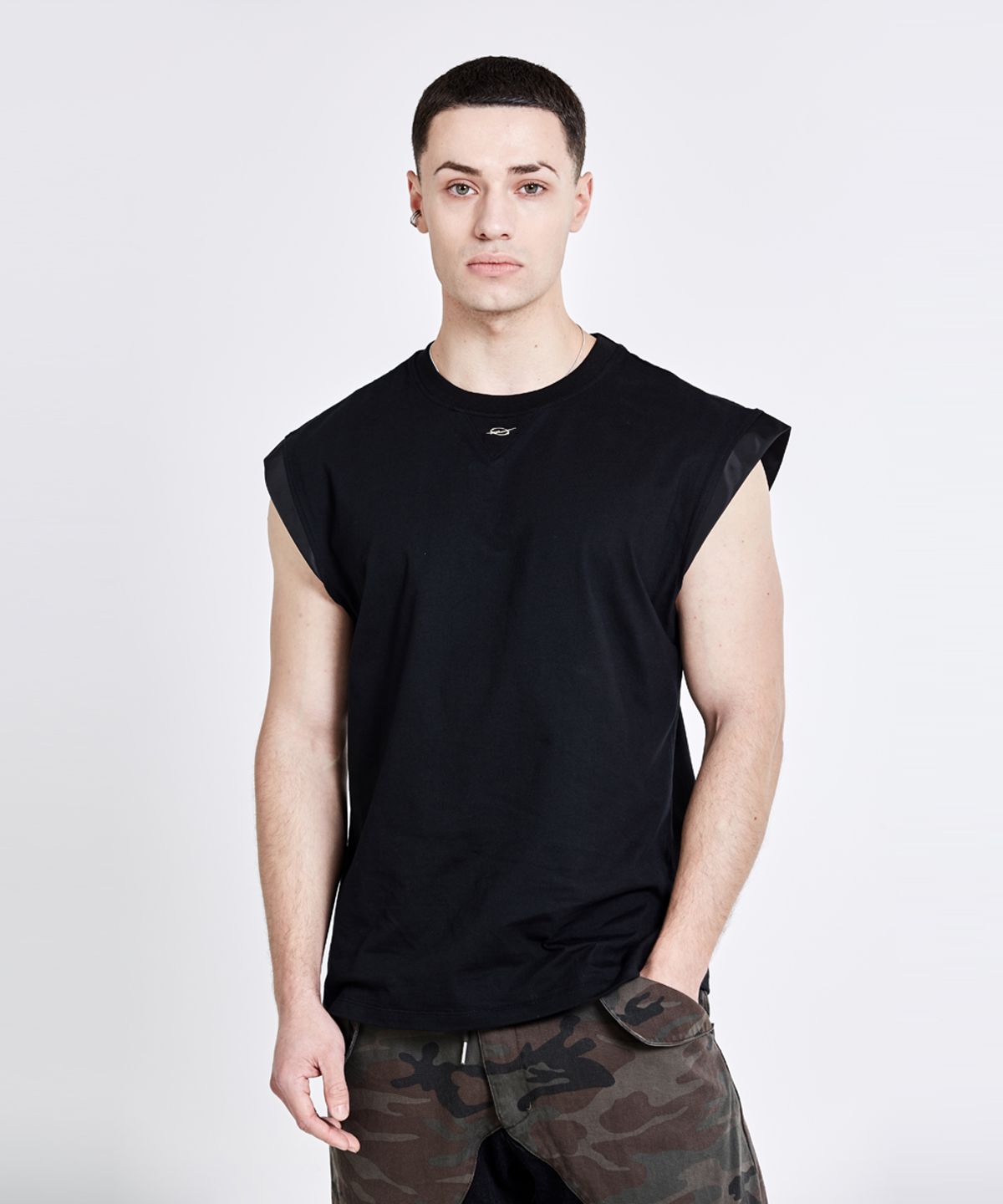 51퍼센트(51PERCENT) Curve Sleeveless - Black