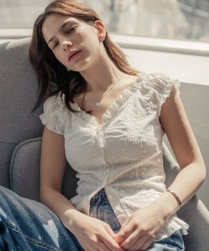 웨이브 셔링 퍼프 블라우스 플라워_화이트