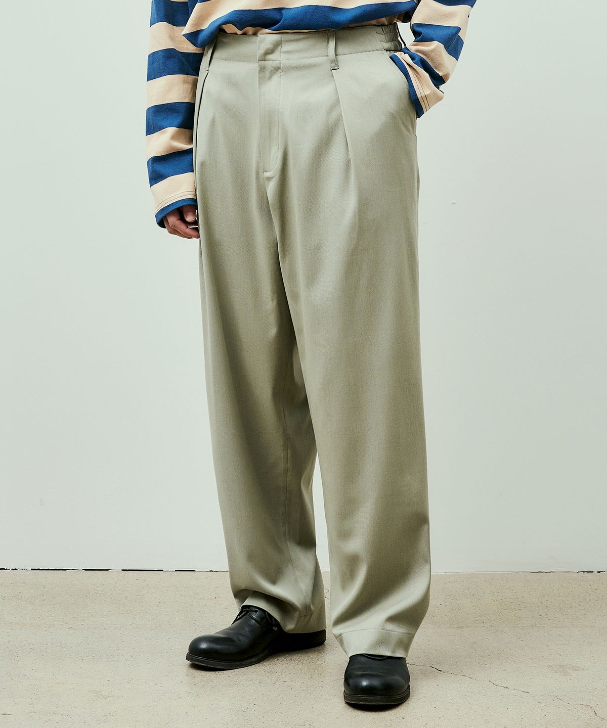 유니폼브릿지(UNIFORM BRIDGE) one tuck banding slacks greyish green