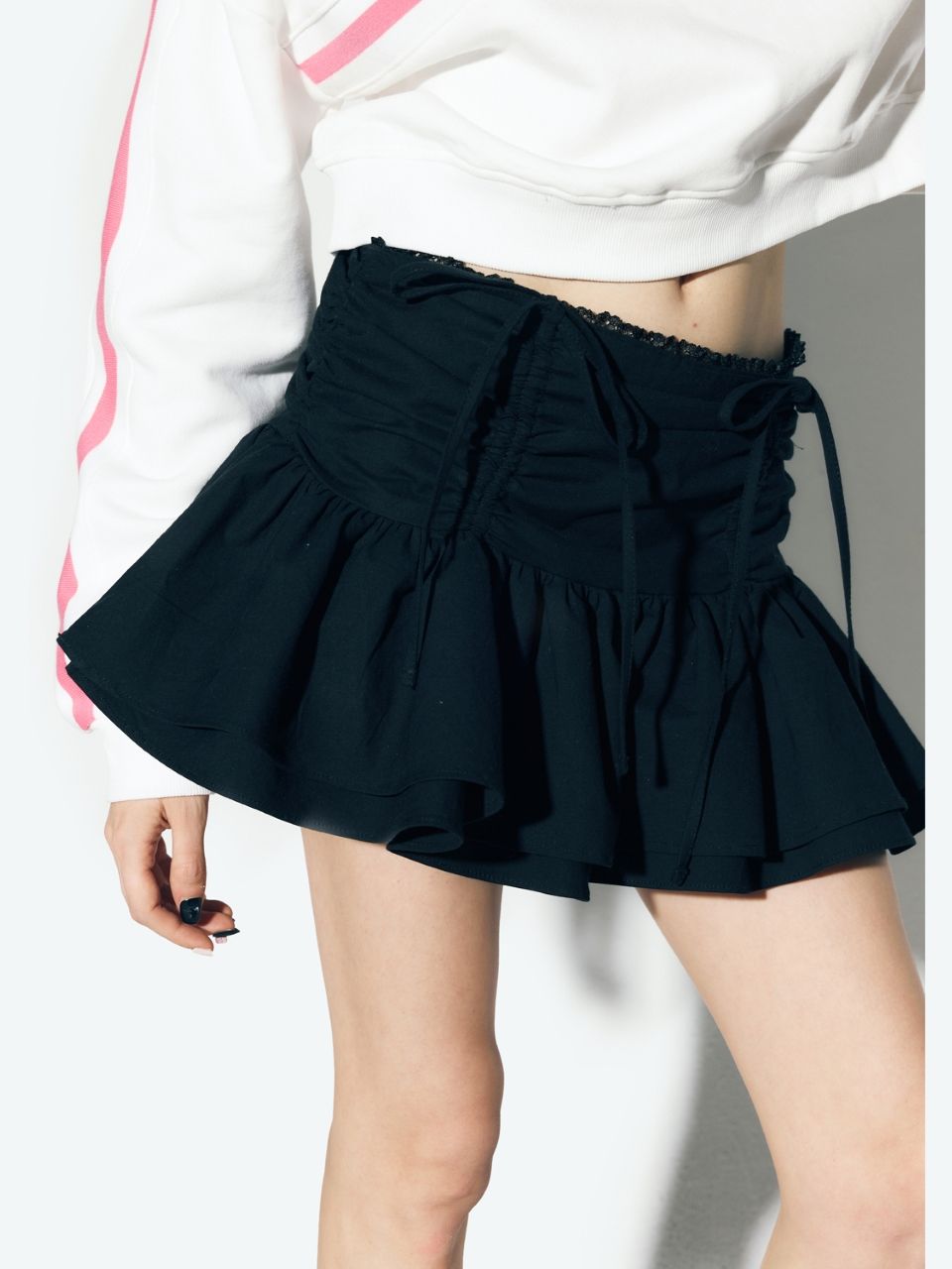 【韓国 as if calie】SHIRRING RUFFLE LACE MINI SKIRT 비주얼에이드 - [as if CALIE] SHIRRING LACE MINI SKIRT - WHITE