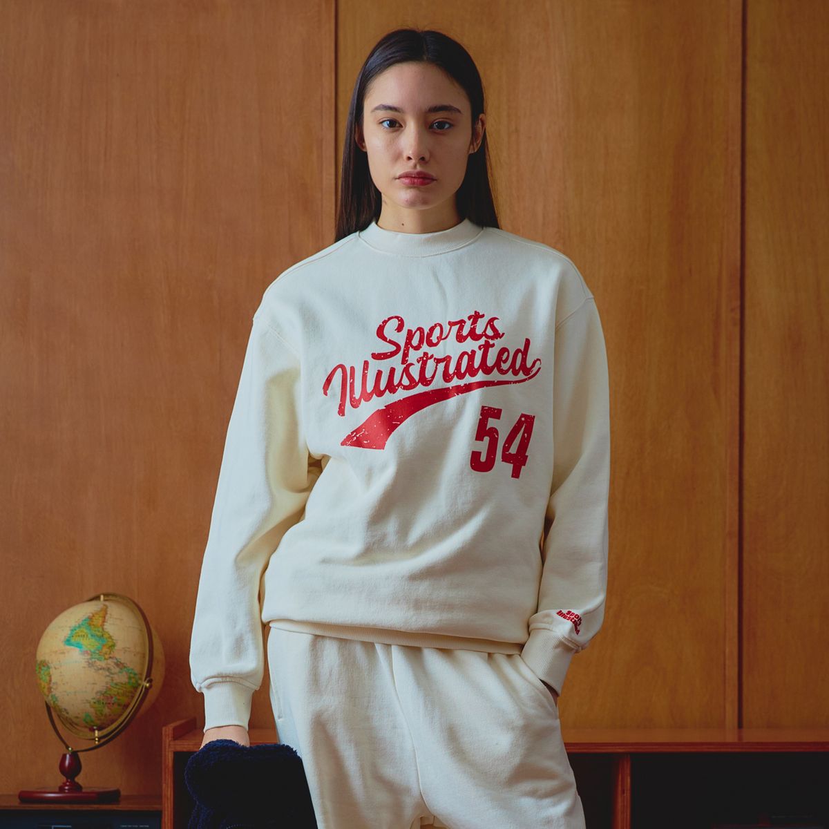 스포츠 일러스트레이티드(SPORTS ILLUSTRATED) BASKETBALL CURSIVE LOGO SWEAT SHIRT (IVORY)