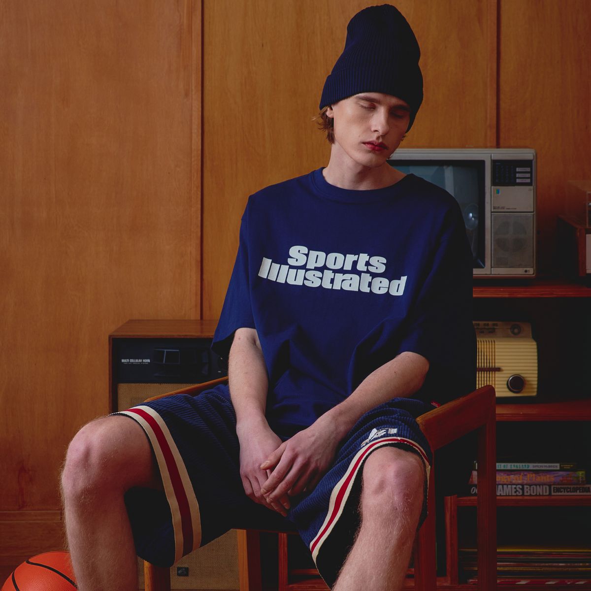 스포츠 일러스트레이티드(SPORTS ILLUSTRATED) BASKETBALL STACKED LOGO HALF SLEEVE (DARK NAVY)