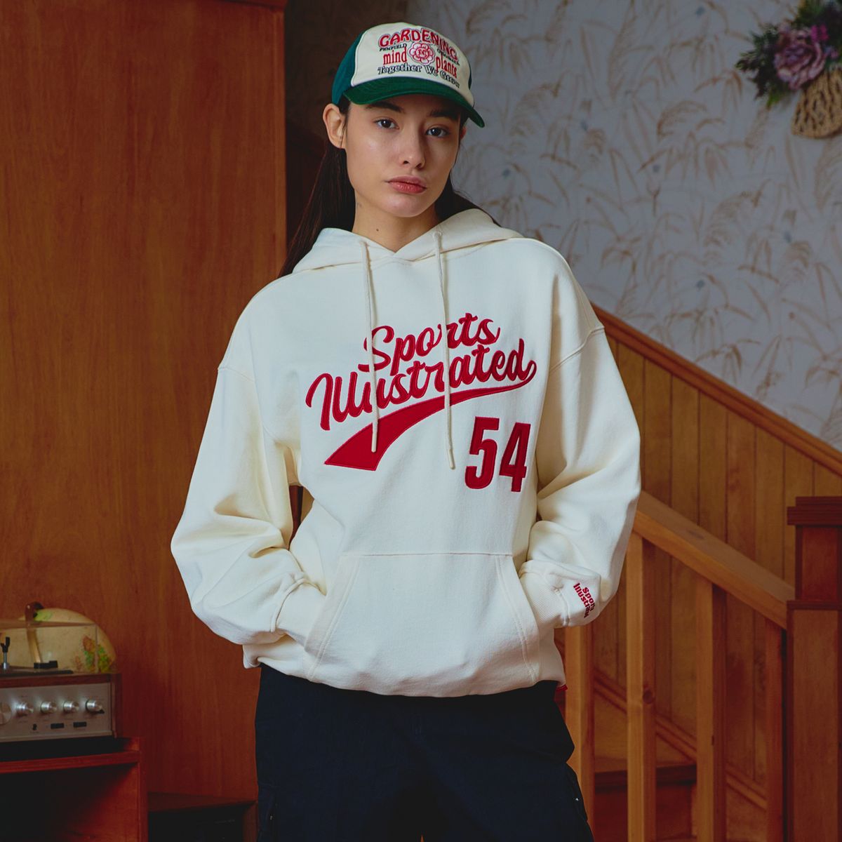 스포츠 일러스트레이티드(SPORTS ILLUSTRATED) BASKETBALL CURSIVE LOGO HOODIE SHIRT (IVORY)