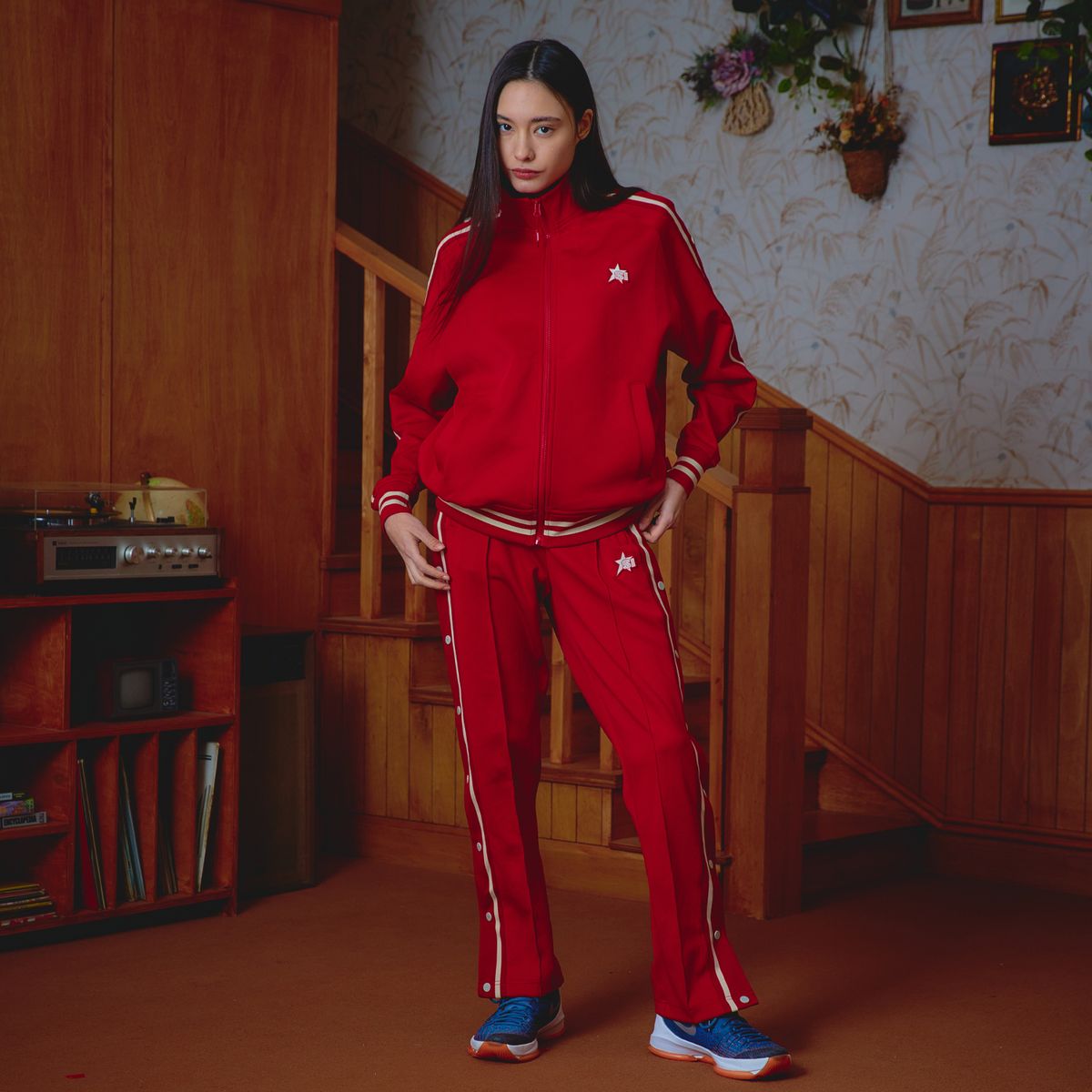 스포츠 일러스트레이티드(SPORTS ILLUSTRATED) BASKETBALL SIDE BUTTON TRACK PANTS (RED)