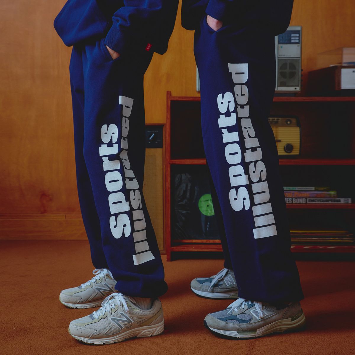 스포츠 일러스트레이티드(SPORTS ILLUSTRATED) BASKETBALL SIDE LOGO JOGGER PANTS (DARK NAVY)