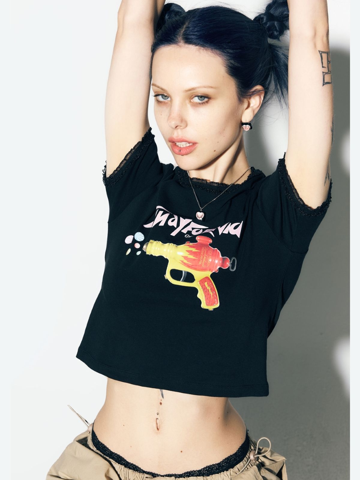 에즈이프 캘리(ASIF CALIE) TOY GUN T-SHIRT BLACK