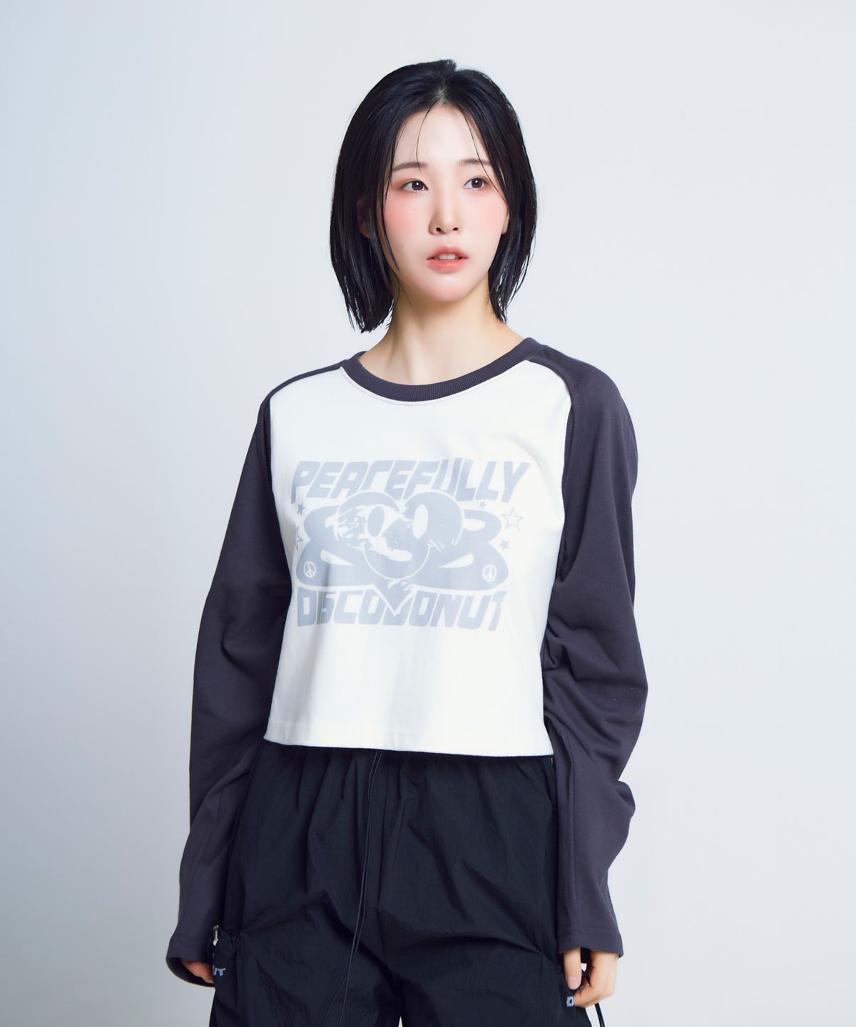 디스코도넛(DISCO DONUT) 오픈암홀 하트 라글란 티셔츠_차콜/아이보리