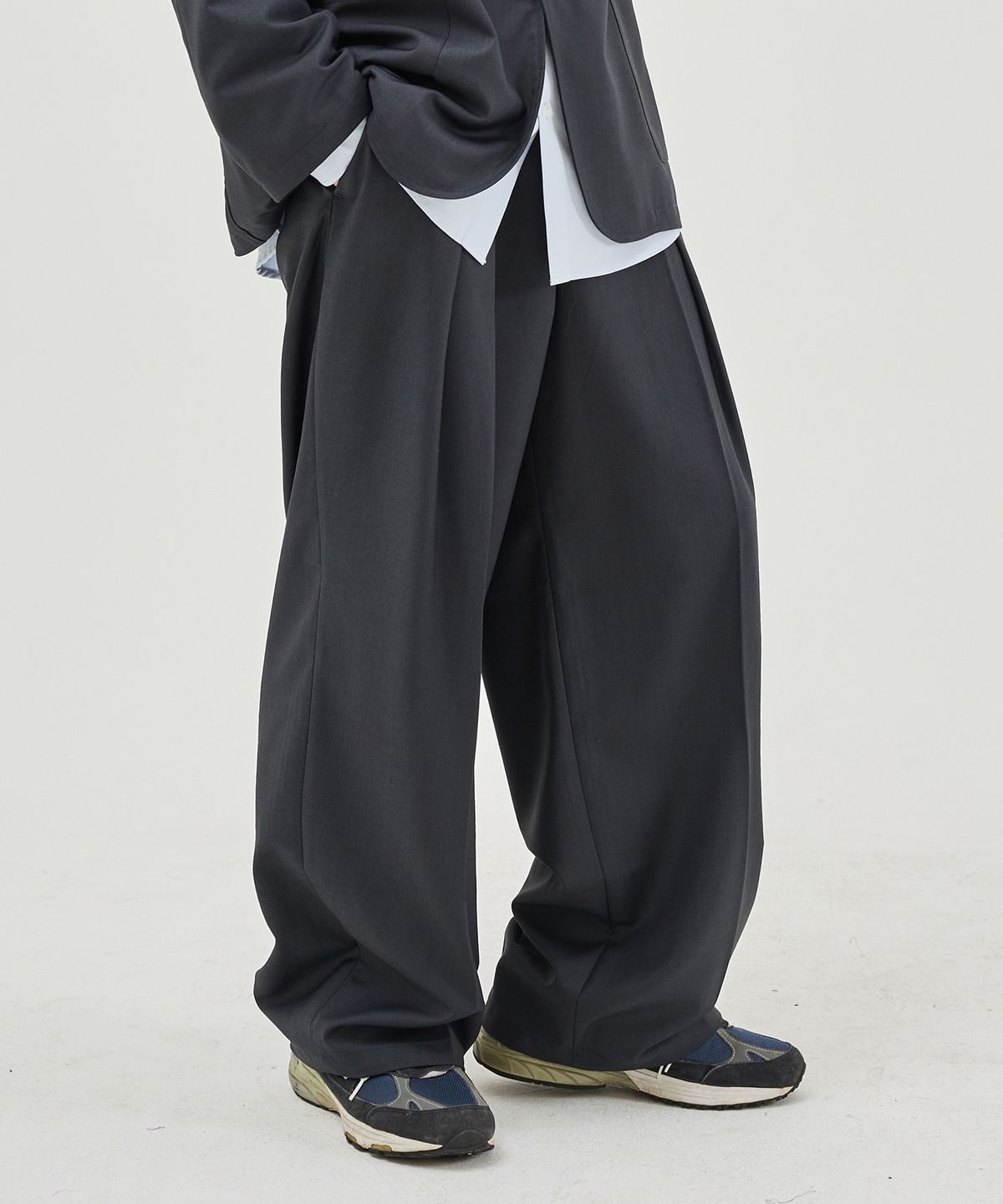 발루트(BALLUTE) DRAPE DEEP ONE-TUCK PANTS (CHARCOAL)