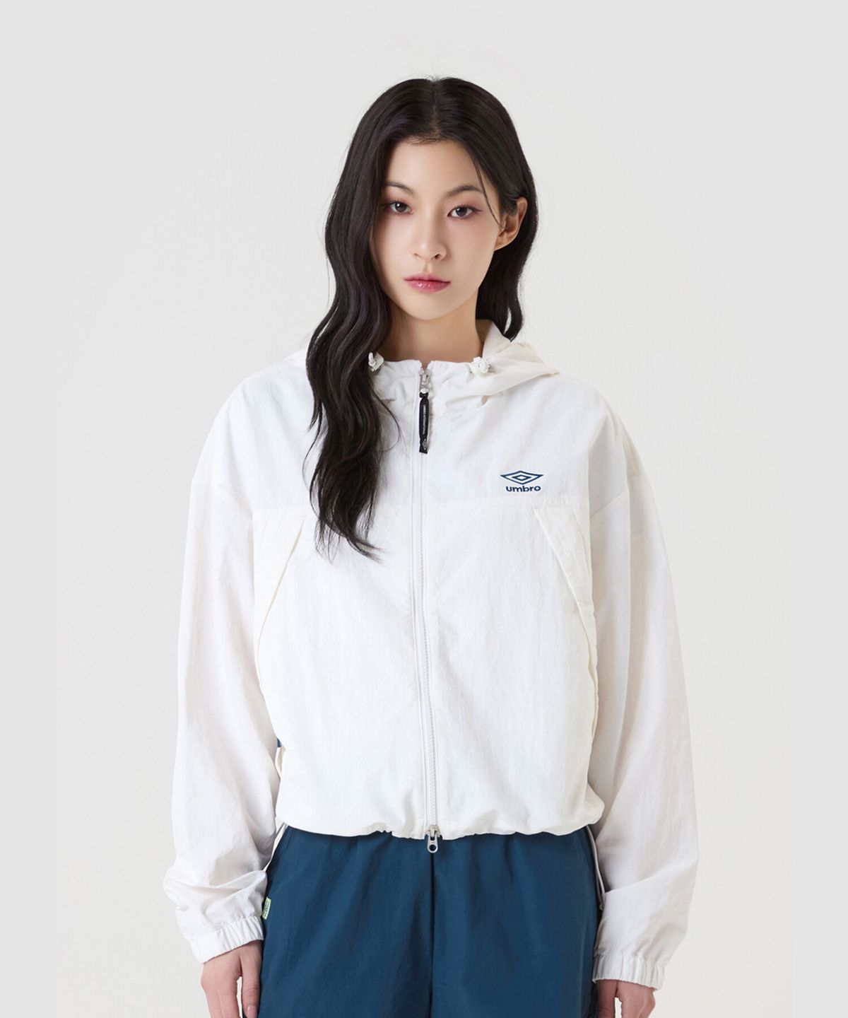 엄브로(UMBRO) 클래식 우먼스 후드형 바람막이 집업 자켓 아이보리(UQ222CJK43)