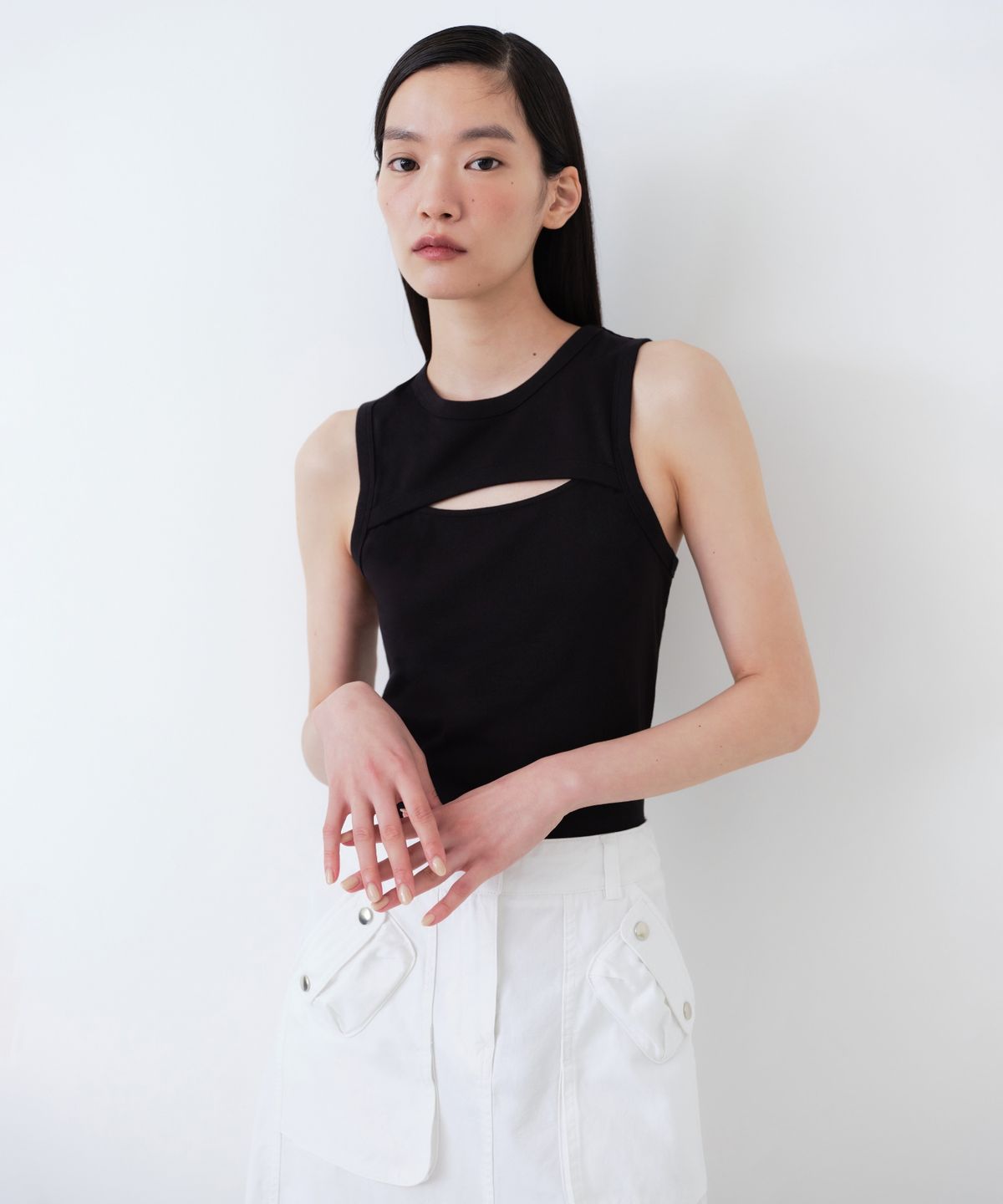 무신사 스탠다드 우먼(MUSINSA STANDARD WOMAN) 우먼즈 프론트 컷아웃 탱크 탑 [블랙]