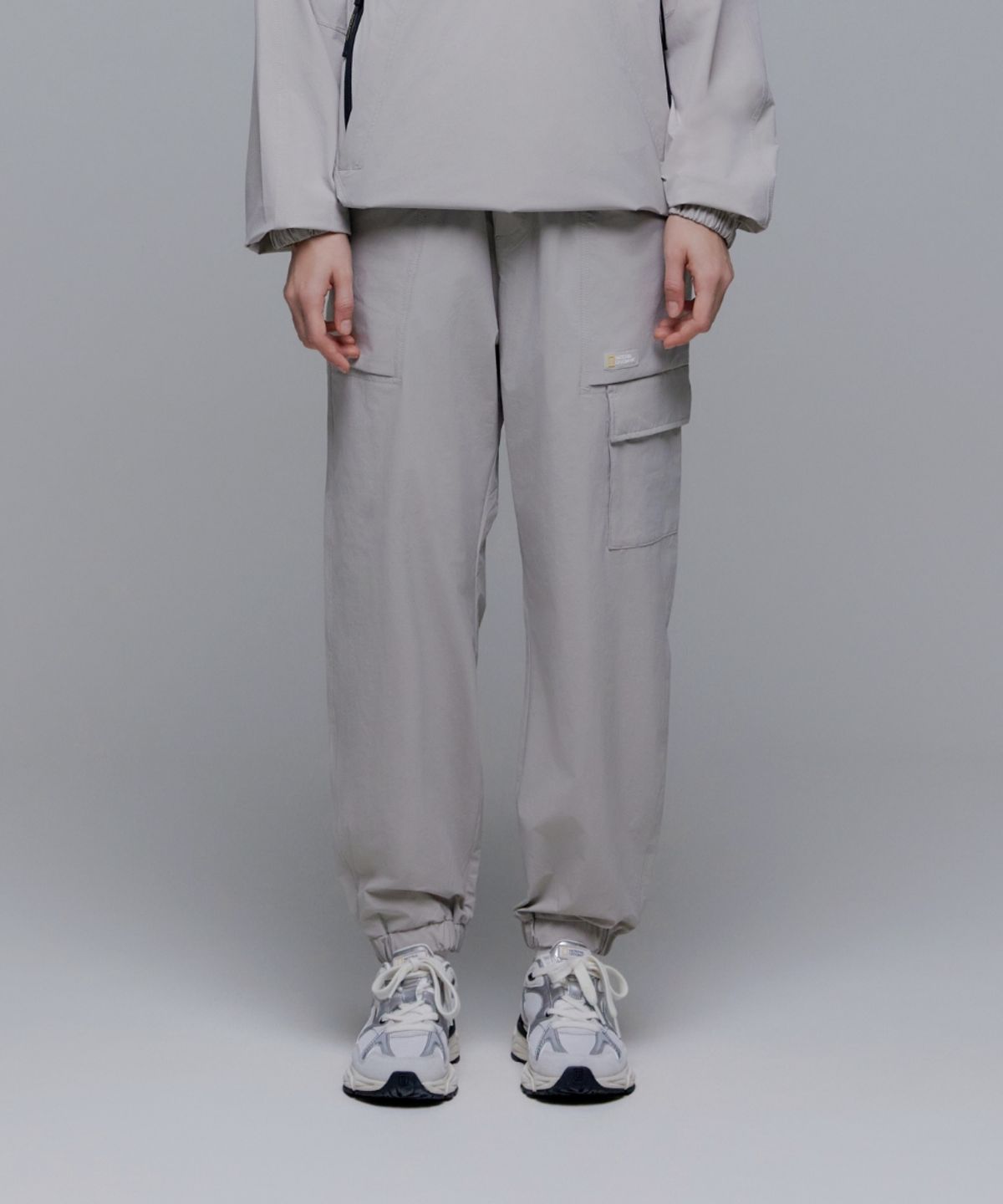 내셔널지오그래픽(NATIONALGEOGRAPHIC) N242UPT940 아델리 경량 우븐 스트레치 카고 조거 팬츠 MOURNING BEIGE