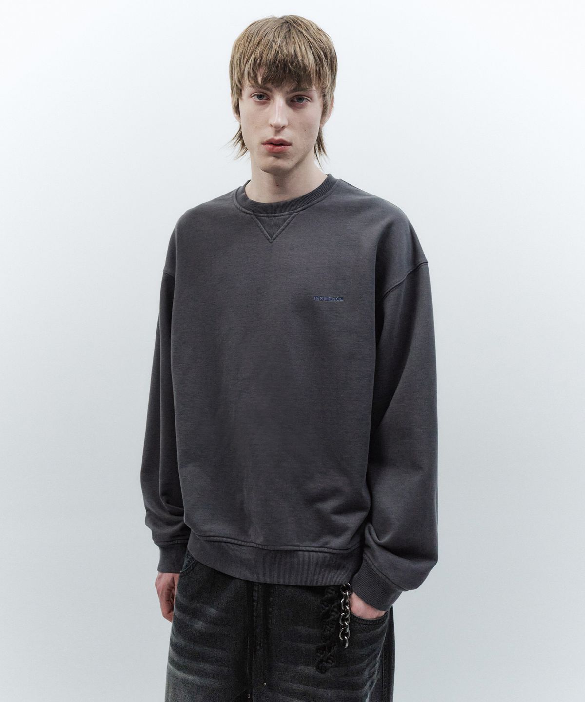인사일런스(INSILENCE) 워시드 로고 스웨트셔츠 WASHED CHARCOAL
