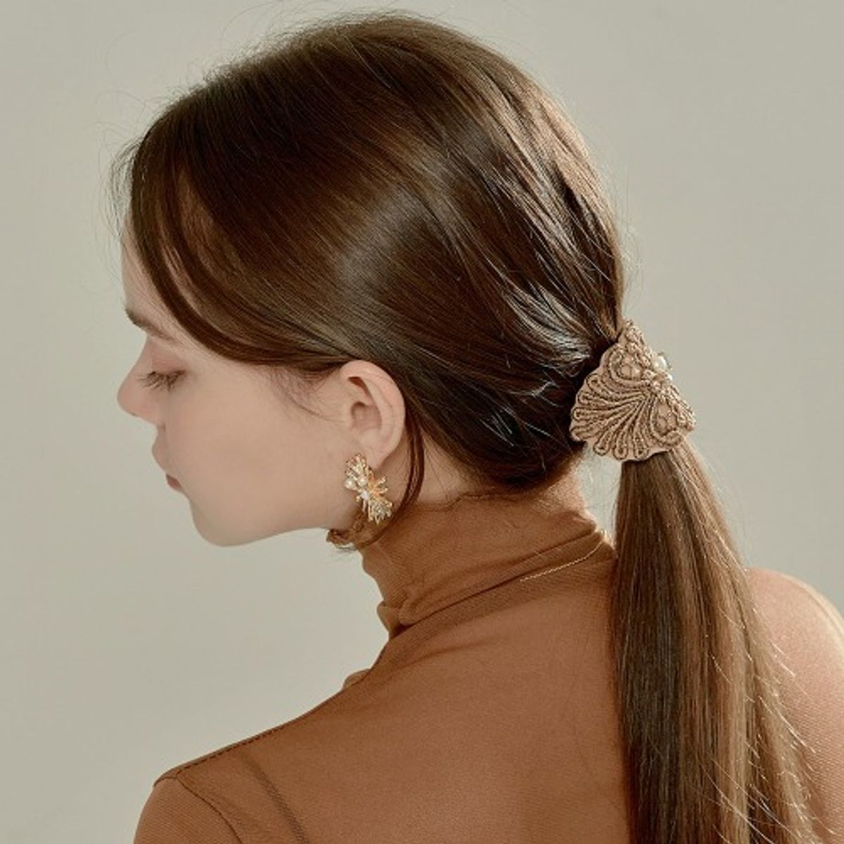 베스티(BESTY) 페더 플로리시 웨이브 헤어커프 (Feather Florish Wire Pony Hook)