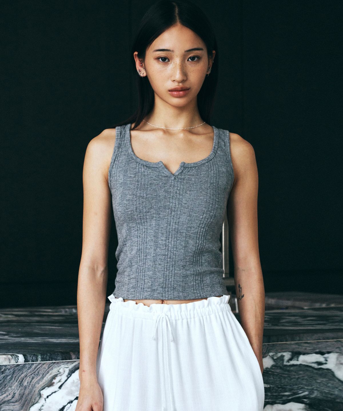 니브(NEEV) Minimal slit point sleeveless (melange gray)