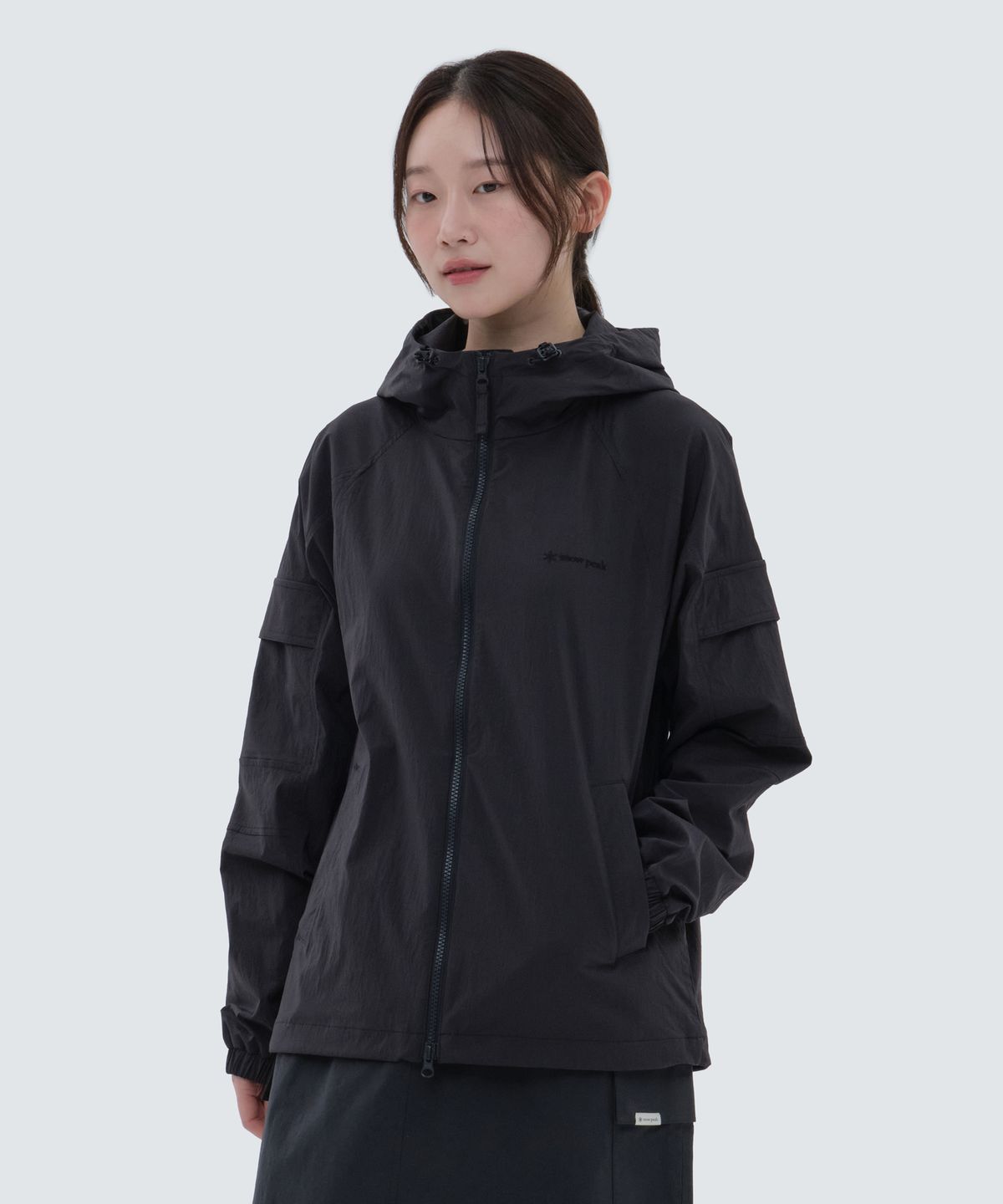 스노우피크 어패럴(SNOWPEAK APPAREL) 루트 유틸리티 포켓 바람막이 Dark Charcoal (S24MURWB67)