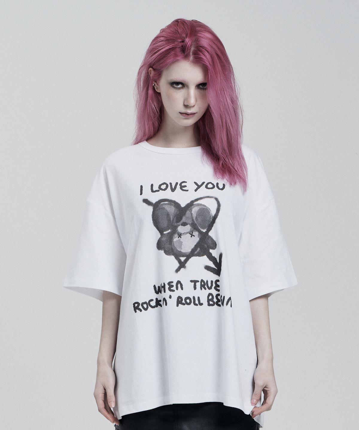 일리오(ILLIO) WHITE BEAR OVERSIZED T-SHIRTS