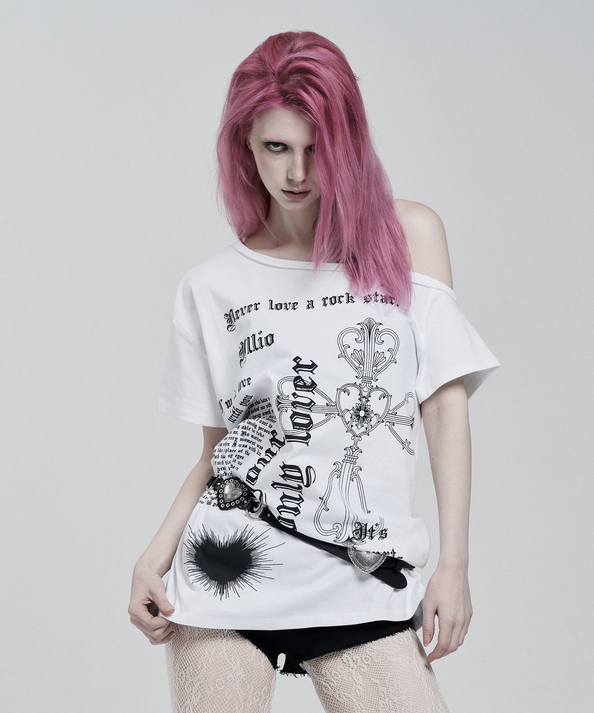 일리오(ILLIO) WHITE LOVER ONE SHOULDER T-SHIRTS