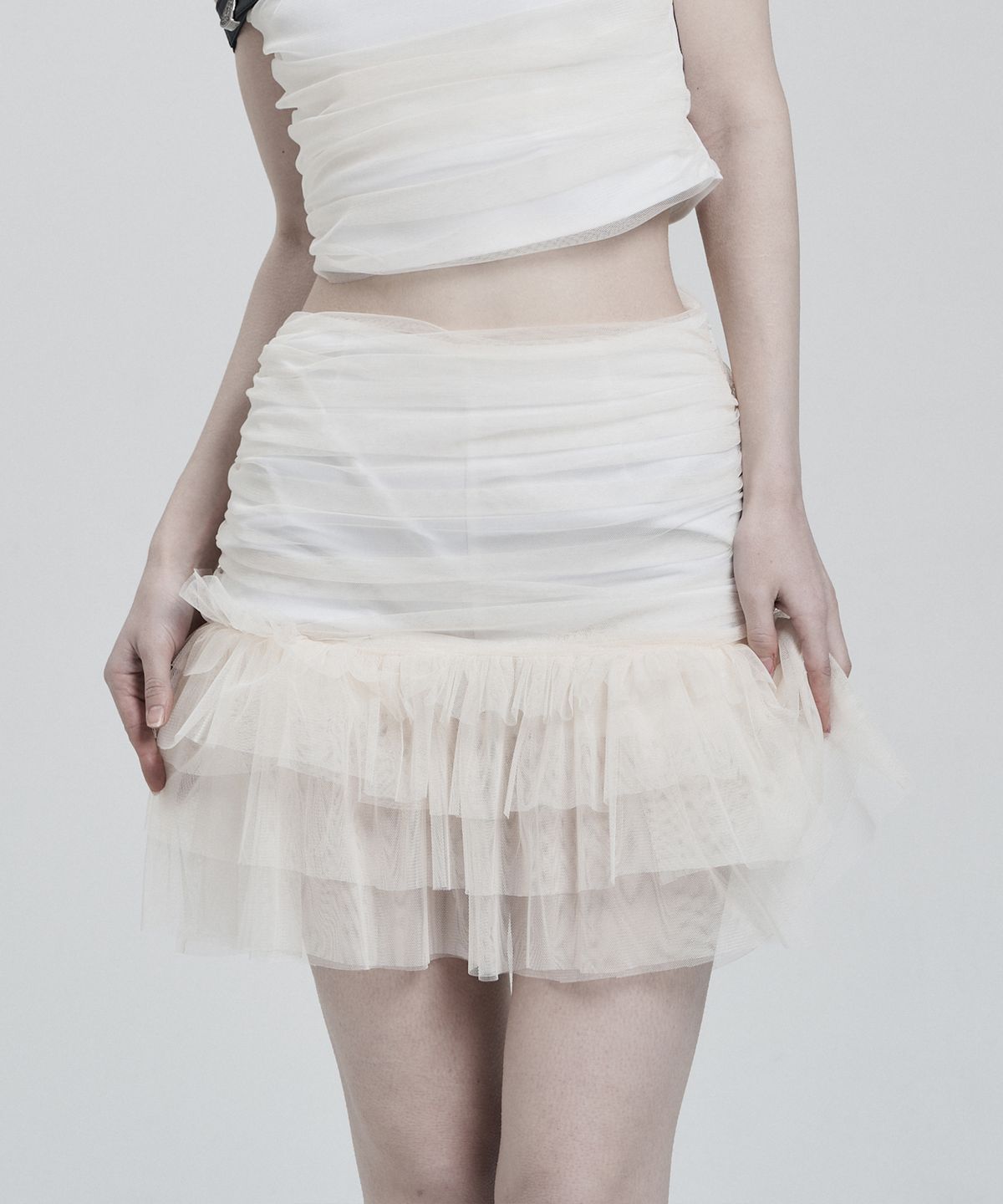 일리오(ILLIO) CREAM LACE SHORTS