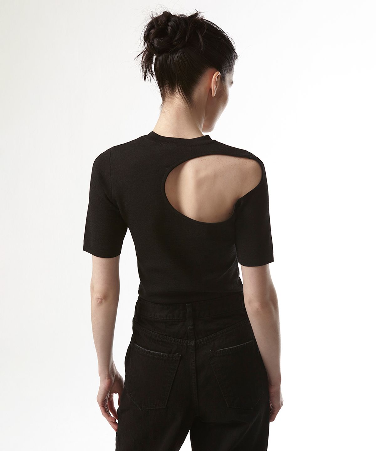 이안조(EAN JO) SIGNATURE BACK CUT-OUT KNIT (BLACK)