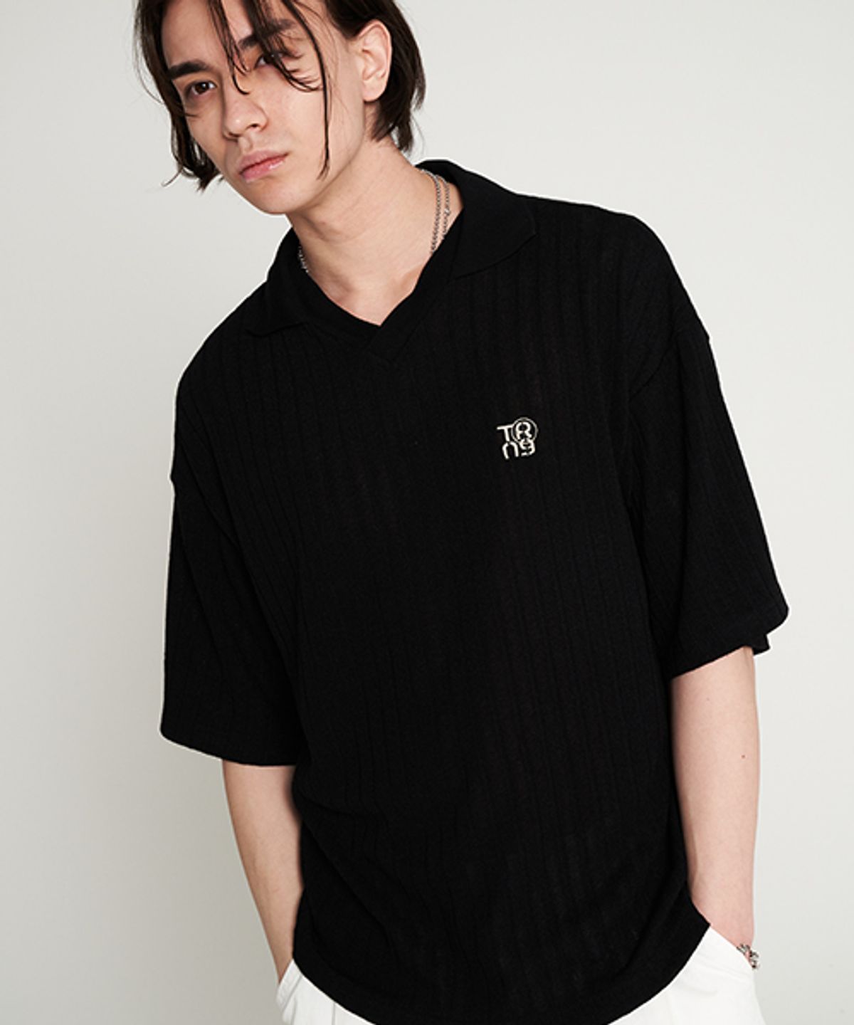 테네르(TENER) tnr V-neck embroidered collar knit T-shirt black