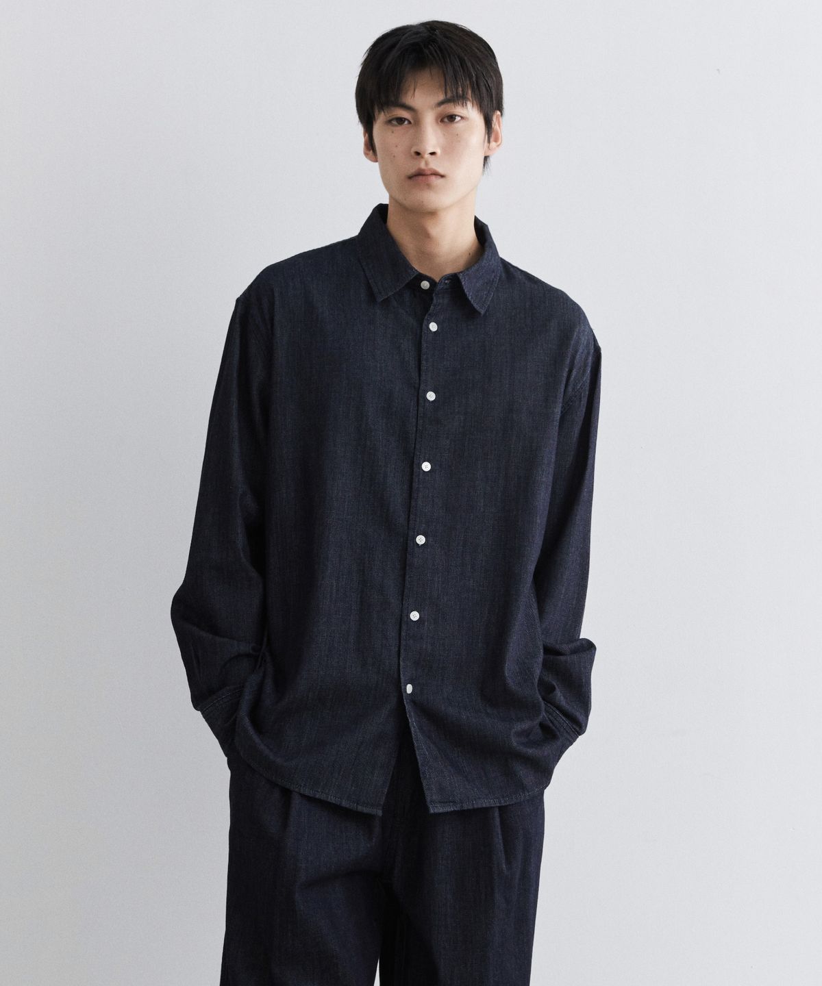 무신사 스탠다드(MUSINSA STANDARD) 릴렉스드 데님 셔츠 [딥 인디고]