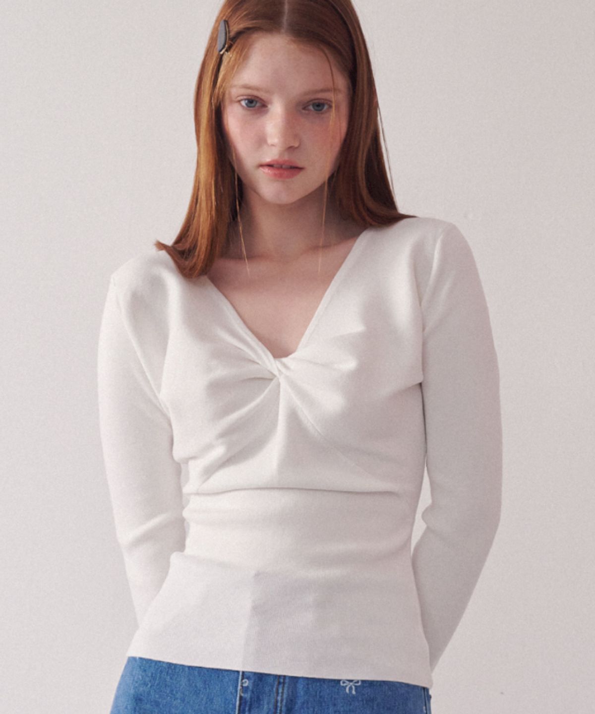 론론(RONRON) KNOT RIBBON V NECK KNIT IVORY