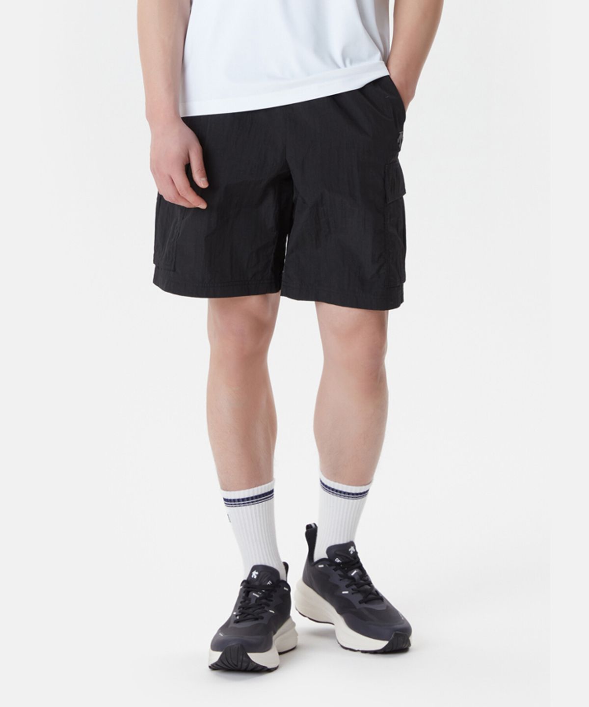 데상트(DESCENTE) 듀얼리스 카고 포켓 크링클 반바지 블랙(SP221DHP41)
