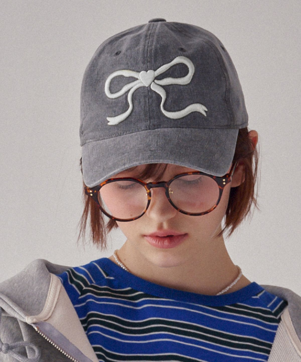 론론(RONRON) HEART RIBBON BALL CAP CHARCOAL CREAM