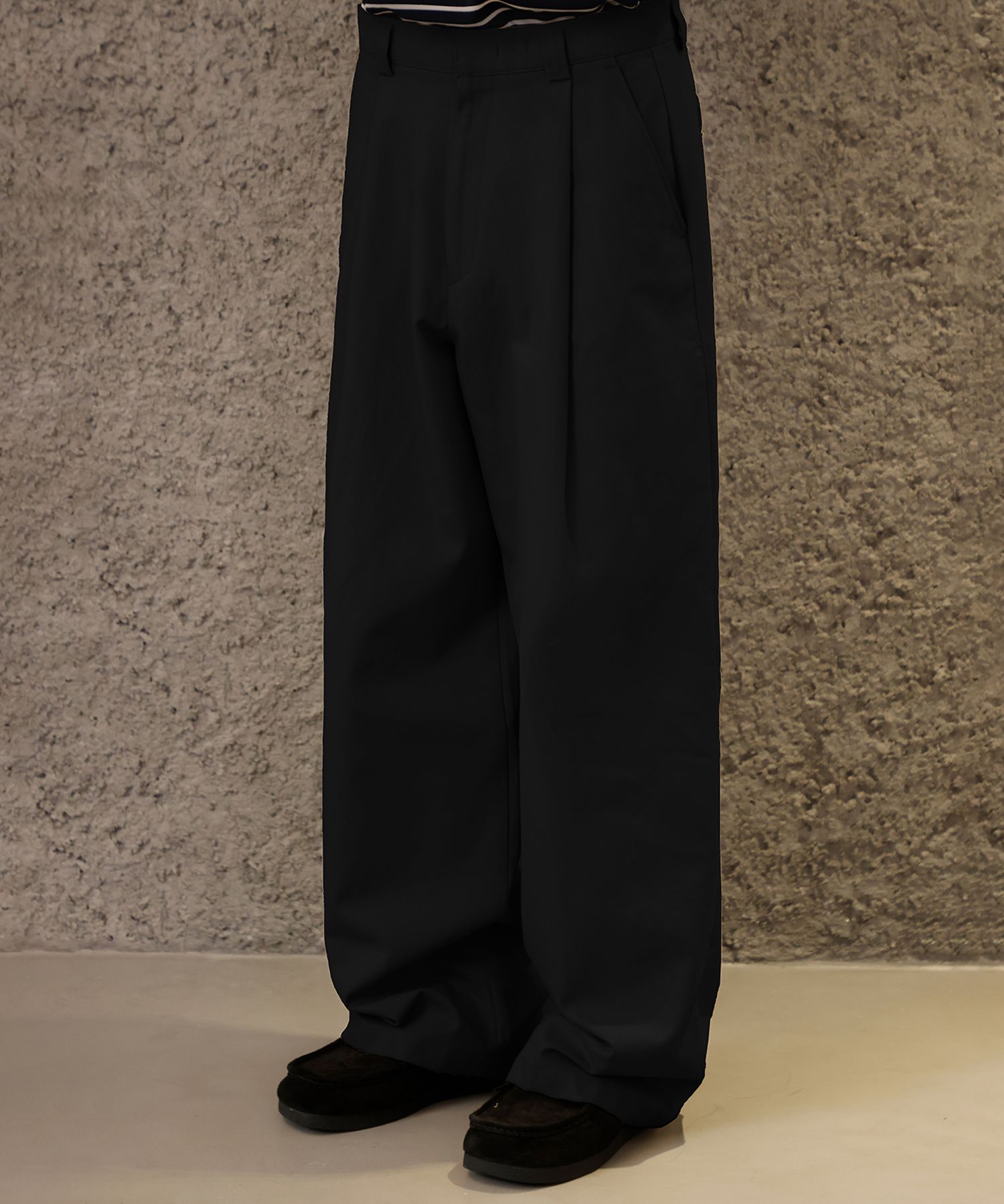 MUSINSA | SIGNATURE One-tuck Wide-fit chino pants [black]
