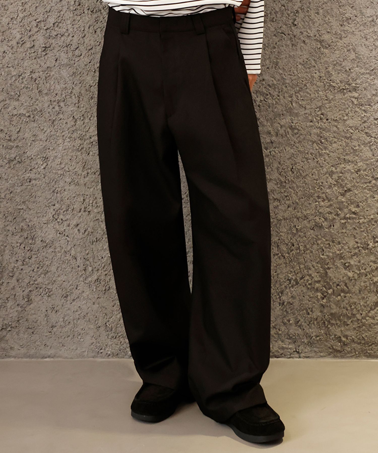 MUSINSA | SIGNATURE One-Tuck Wide Cotton Pants [Black]