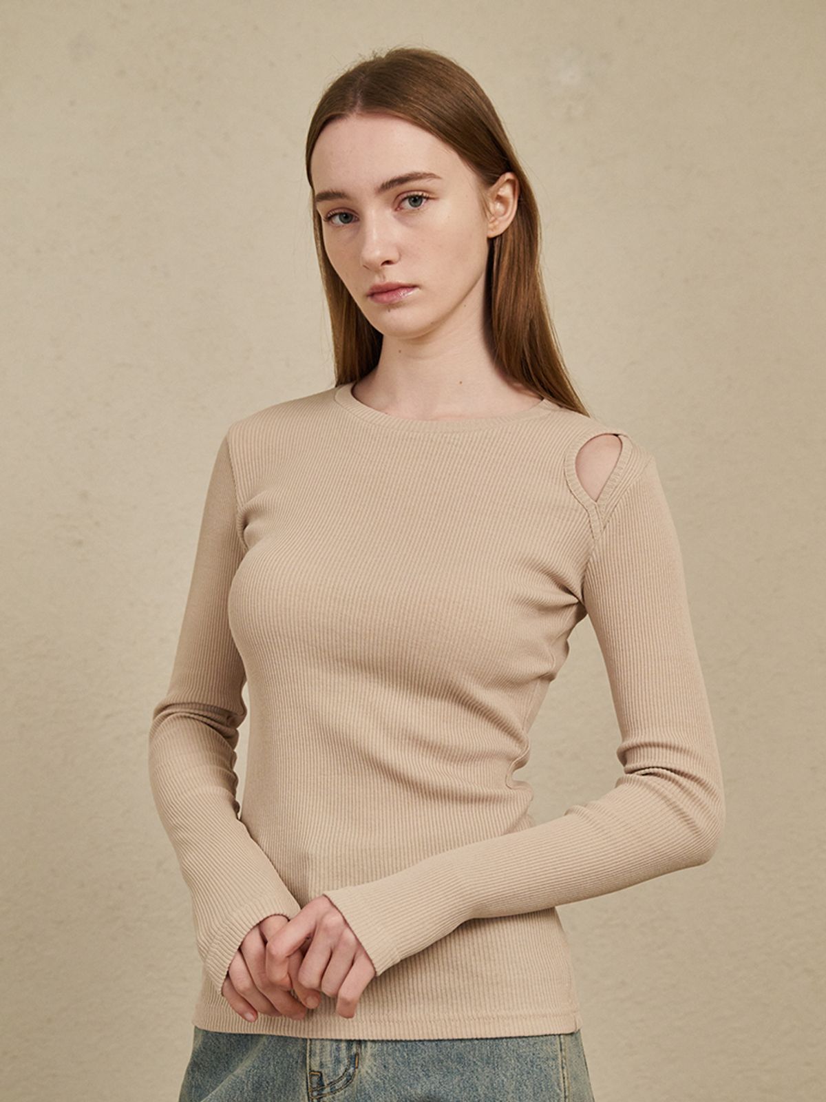 누브(NOUVE) Cut Out Long Sleeve T-Shirts - Beige